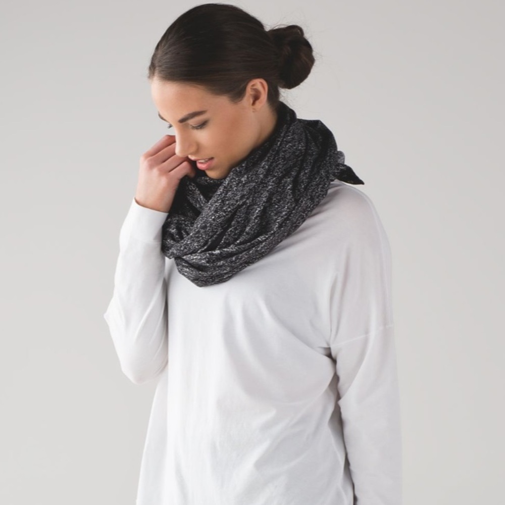 Lululemon Vinyasa Wrap Running Luon Suited‎ Jacquard White Black Sweater Cape - Picture 2 of 8